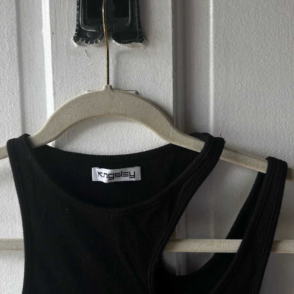 Black Asymmetric Ribbed Tank Top - Picture 2 of 3